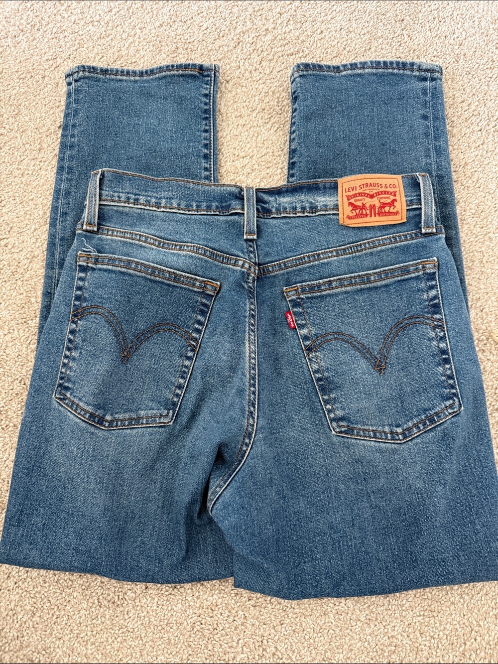 Like new!! Levis Wedgie Straight Medium Wash Jeans - Picture 3 of 5